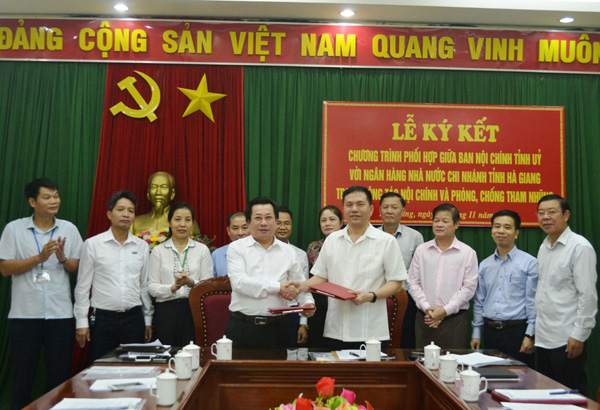 Lãnh đạo Ban Nội chính Tỉnh ủy và Ngân hàng Nhà nước chi nhánh tỉnh trao bản ký kết Chương trình phối hợp giữa hai cơ quan