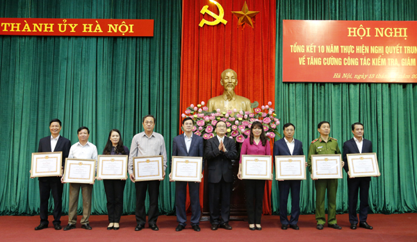 Bí thư Thành ủy Hoàng Trung Hải trao Bằng khen cho các tập thể