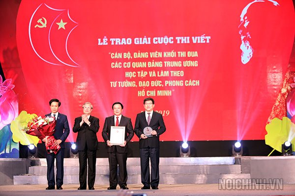 Đồng chí Trần Quốc Vượng, Ủy viên Bộ Chính trị, Thường trực Ban Bí thư trao giải Đặc biệt cho Tập thể Học viện Chính trị Quốc gia Hồ Chí Minh	Đồng chí Trương Thị Mai, Ủy viên Bộ Chính trị, Bí thư Trung ương Đảng, Trưởng Ban Dân vận Trung ương trao giải A cho tập thể và cá nhân đạt giải