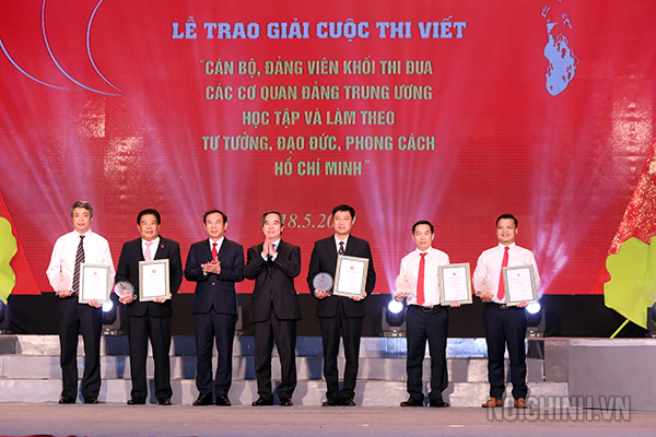 Các đồng chí: Nguyễn Văn Bình, Ủy viên Bộ Chính trị, Bí thư Trung ương Đảng, Trưởng Ban Kinh tế Trung ương, Khối Trưởng Khối Thi đua các cơ quan Đảng Trung ương năm 2018; Nguyễn Văn Nên, Bí thư Trung Đảng, Chánh Văn phòng Trung ương Đảng trao giải B cho tập thể, cá nhân đạt giải