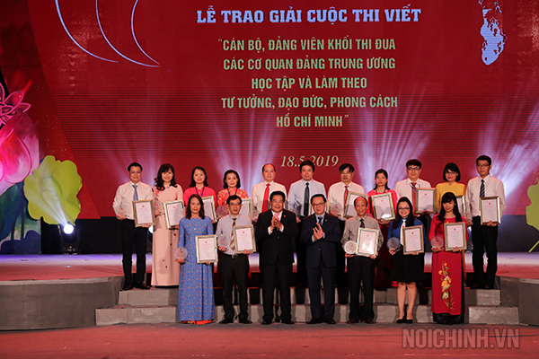 Các đồng chí: Hoàng Bình Quân, Ủy viên Trung ương Đảng, Trưởng Ban Đối ngoại Trung ương; Sơn Minh Thắng, Ủy viên Trung ương Đảng, Bí thư Đảng ủy Khối các cơ quan Trung ương trao giải Khuyến khích cho tập thể, cá nhân đạt giải