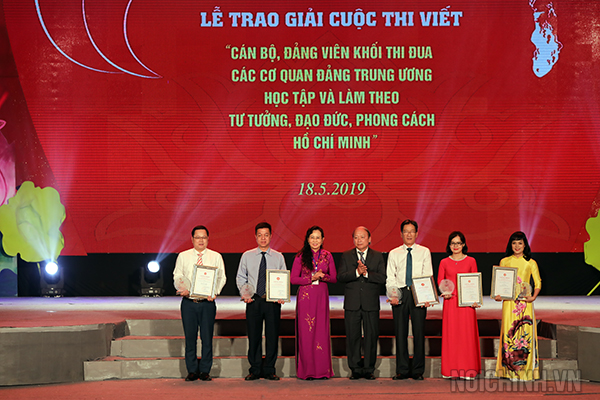 Các đồng chí: Võ Văn Phuông, Ủy viên Trung ương Đảng, Phó Trưởng ban Thường trực Ban Tuyên giáo Trung ương; Lê Thị Thủy, Ủy viên Trung ương Đảng, Phó Chủ nhiệm Ủy ban kiểm tra Trung ương trao giải phong cách cho tập thể, cá nhân đạt giải