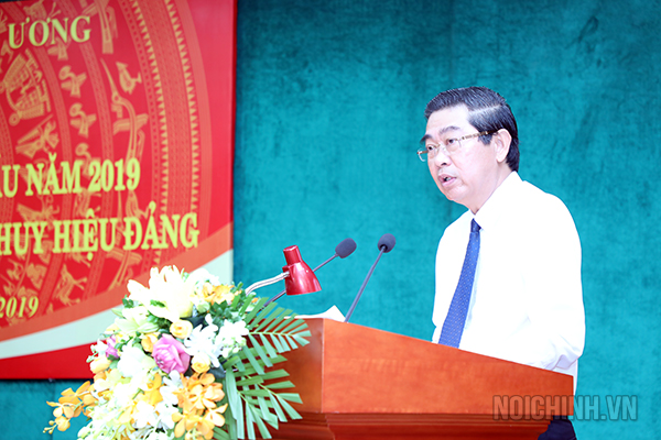 Đồng chí Võ Văn Dũng, Ủy viên Trung ương Đảng, Phó Trưởng ban Thường trực, Bí thư Đảng ủy Cơ quan Ban Nội chính Trung ương trình bày dự thảo báo cáo tại Hội nghị
