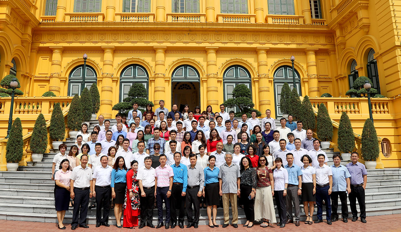 Các đại biểu chụp ảnh lưu niệm tại Phủ Chủ tịch