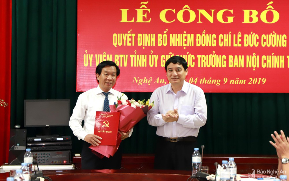 Đồng chí Bí thư Tỉnh ủy Nguyễn Đắc Vinh trao Quyết định của Ban Thường vụ Tỉnh ủy điều động, phân công đồng chí Lê Đức Cường, Ủy viên Ban Thường vụ Tỉnh ủy, Chánh Văn phòng UBND giữ chức Trưởng Ban Nội chính Tỉnh ủy 