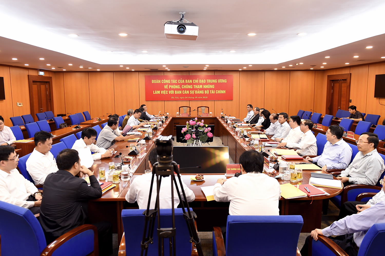 Quang cảnh buổi làm việc