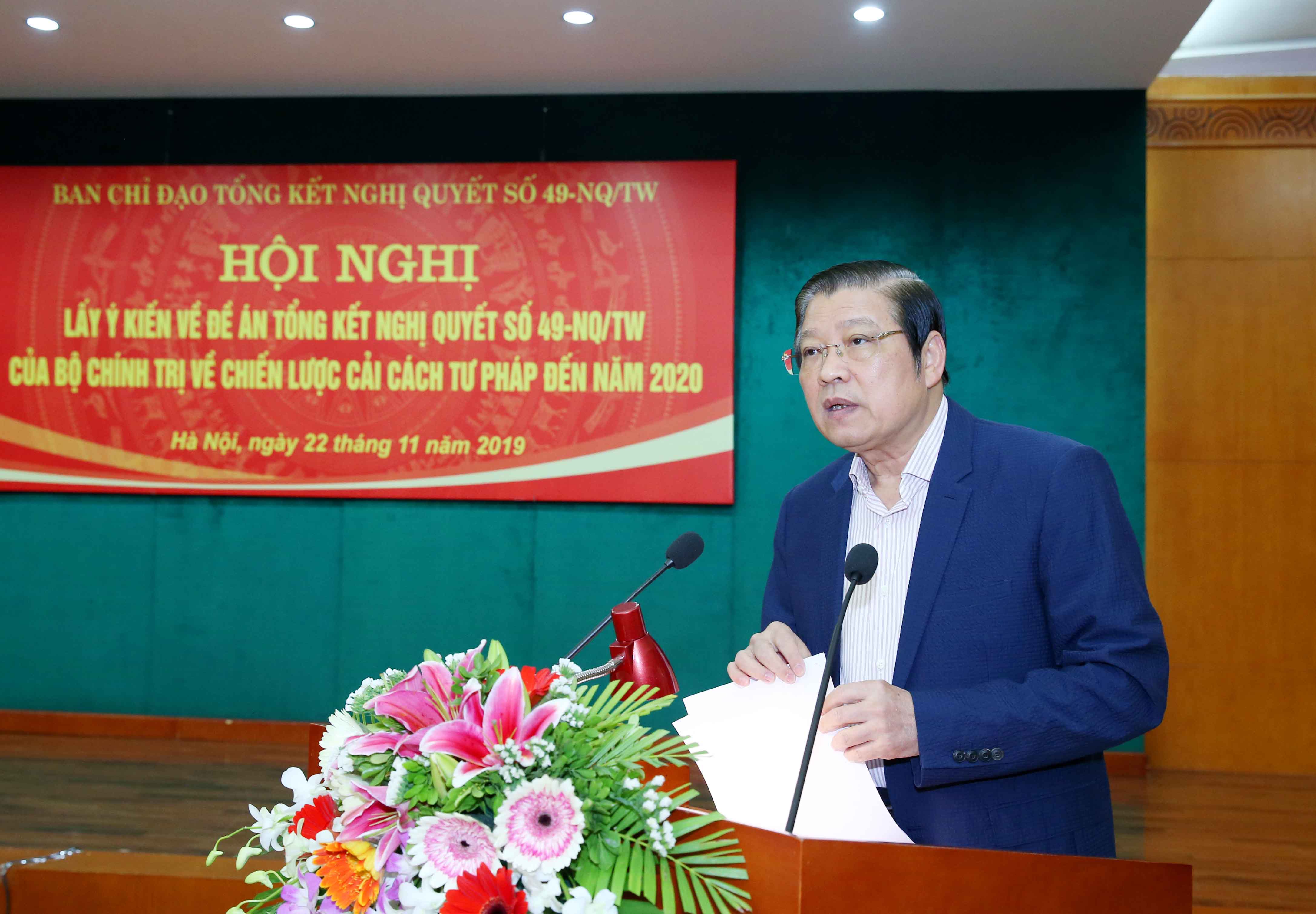 Đồng chí Phan Đình Trạc, Bí thư Trung ương Đảng, Trưởng Ban Nội chính Trung ương, Phó Trưởng ban Thường trực Ban Chỉ đạo Trung ương về phòng, chống tham nhũng, Phó Trưởng ban Thường trực Ban Chỉ đạo Cải cách tư pháp Trung ương, Trưởng Ban Chỉ đạo Đề án tổng kết Nghị quyết số 49-NQ/TW phát biểu tại Hội nghị