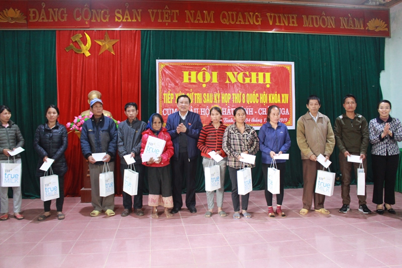 Đồng chí Phan Đình Trạc, Bí thư Trung ương Đảng, Trưởng Ban Nội chính Trung ương tặng quà cho hộ chính sách, hộ đặc biệt khó khăn