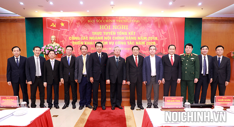 Các đồng chí lãnh đạo Đảng, Nhà nước chụp ảnh lưu niệm với lãnh đạo Ban Nội chính Trung ương