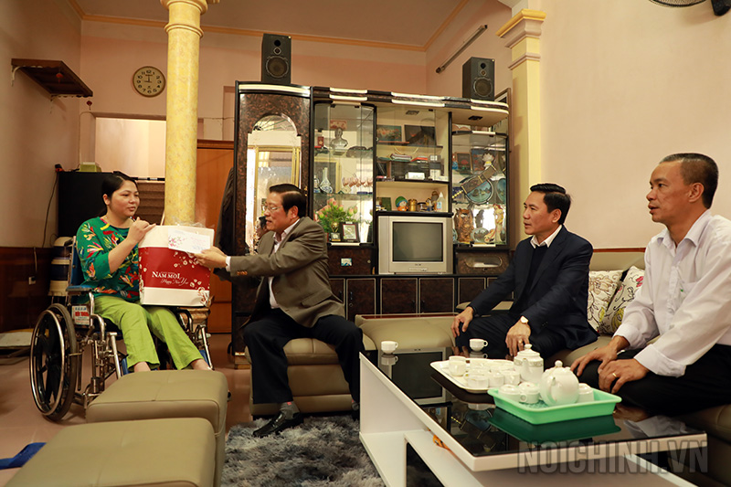 Đồng chí Phan Đình Trạc, Bí thư Trung ương Đảng, Trưởng Ban Nội chính Trung ương cùng đến thăm, tặng quà, chúc Tết chị Nguyễn Thị Hòa, nguyên là công nhân lao động Công ty Cổ phần Kim loại màu Thái Nguyên bị tai nạn mất sức lao động 81% tại phường Trung Thành, thành phố Thái Nguyên