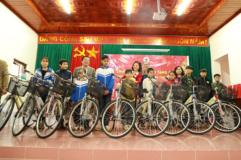 Đồng chí Trưởng Ban Nội chính Trung ương cùng với Lãnh đạo Trung ương Hội Chữ thập đỏ Việt Nam tặng 20 xe đạp cho học sinh nghèo vượt khó tại xã Côn Minh và Quang Phong, huyện Na Rì