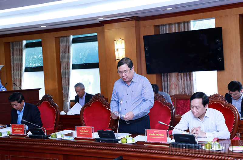 Đồng chí Phạm Gia Túc, Phó trưởng Ban Nội chính Trung ương trình bày Báo cáo tại Hội nghị 