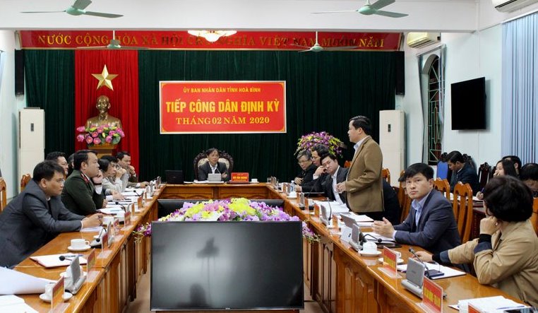 Đồng chí Bùi Văn Khánh, Phó Bí thư Tỉnh ủy, Chủ tịch UBND tỉnh Hòa Bình cùng Hội đồng tư vấn tiếp công dân của tỉnh, tiếp công dân định kỳ (tháng 2/2020)