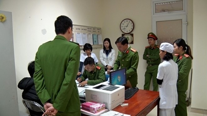   Cơ quan Cảnh sát điều tra - Công an tỉnh Nam Định thi hành lệnh bắt tạm giam, khám xét nơi làm việc các đối tượng trong vụ“Lợi dụng chức vụ, quyền hạn trong khi thi hành công vụ” xảy ra tại Bệnh viện Nhi tỉnh Nam Định