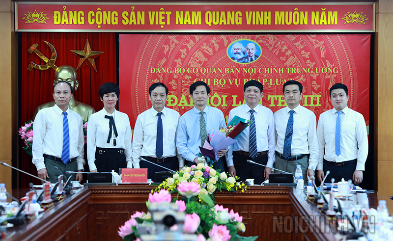 Đại diện Đảng ủy, Công đoàn, Đoàn thanh niên Cơ quan Ban Nội chính Trung ương chúc mừng Ban Chi ủy Vụ Công tác nội chính nhiệm kỳ 2020-2022