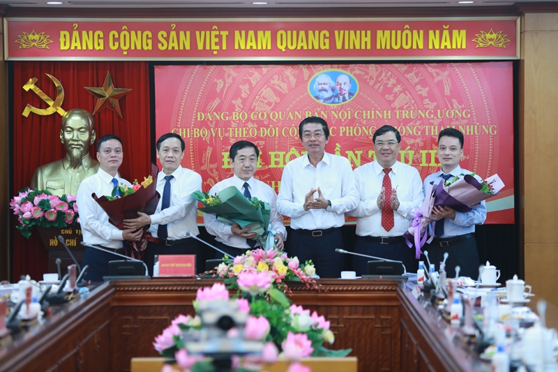 Các đồng chí: Võ Văn Dũng, Ủy viên Trung ương Đảng, Phó Trưởng ban Thường trực, Bí thư Đảng ủy cơ quan; Nguyễn Thanh Hải, Phó trưởng Ban, Phó Bí thư Đảng ủy; Phạm Gia Túc, Phó trưởng Ban chúc mừng Ban Chi ủy Chi bộ Theo dõi công tác phòng, chống tham nhũng, nhiệm kỳ 2020-2022