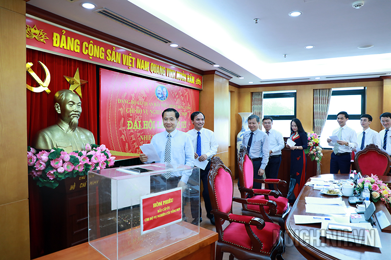 Đảng viên Chi bộ Vụ Nghiên cứu tổng hợp bỏ phiếu bầu Ban Chi ủy nhiệm kỳ 2020-2022