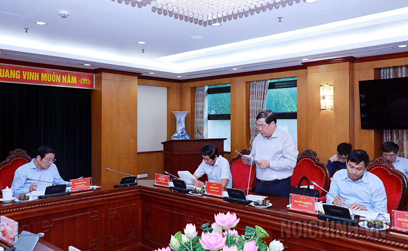 Đồng chí Phạm Gia Túc, Phó Trưởng ban Nội chính Trung ương trình bày Báo cáo tại Hội nghị   