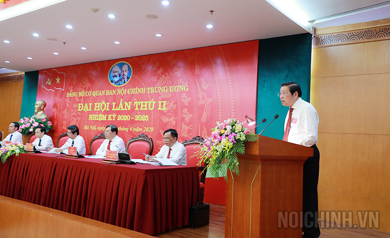 Đồng chí Phan Đình Trạc, Bí thư Trung ương Đảng, Trưởng Ban Nội chính Trung ương, Phó Trưởng ban Thường trực Ban Chỉ đạo Trung ương về phòng, chống tham nhũng, Phó Trưởng ban Thường trực Ban Chỉ đạo Cải cách tư pháp Trung ương phát biểu tại Đại hội