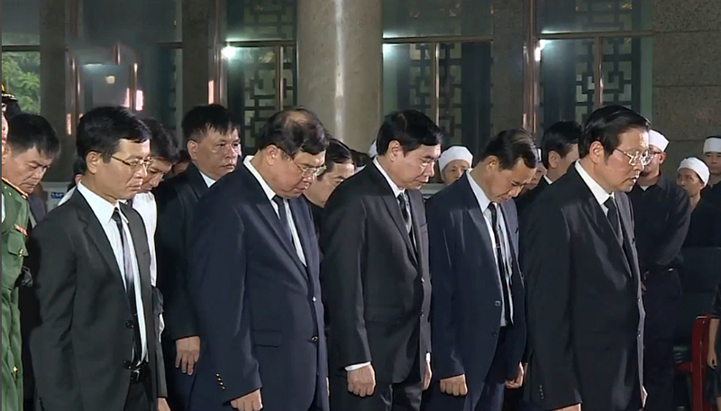 Đoàn Lãnh đạo Ban Nội chính Trung ương do đồng chí Phan Đình Trạc, Bí thư Trung ương Đảng, Trưởng Ban Nội chính Trung ương làm Trưởng Đoàn viếng đồng chí Trần Quốc Hương