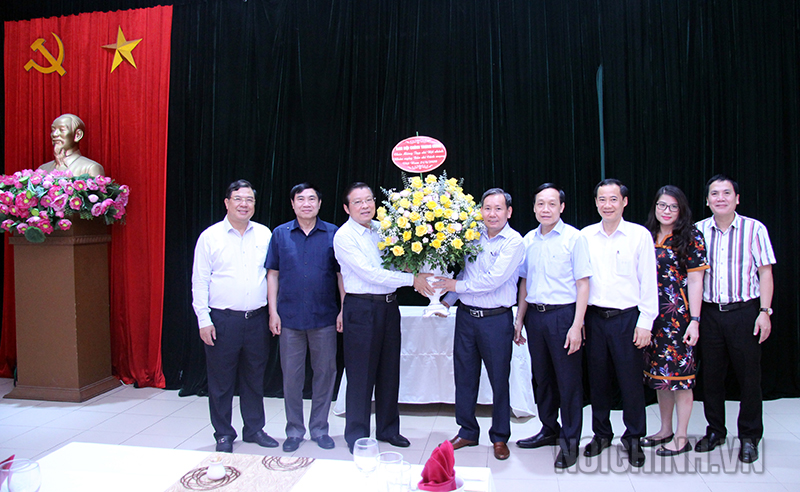 Đồng chí Phan Đình Trạc, Bí thư Trung ương Đảng, Trưởng Ban Nội chính Trung ương cùng Lãnh đạo Ban Nội chính Trung ương chúc mừng Tạp chí Nội chính nhân kỷ niệm 95 năm Ngày Báo chí cách mạng Việt Nam