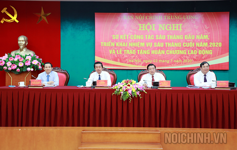 Các đồng chí chủ trì Hội nghị