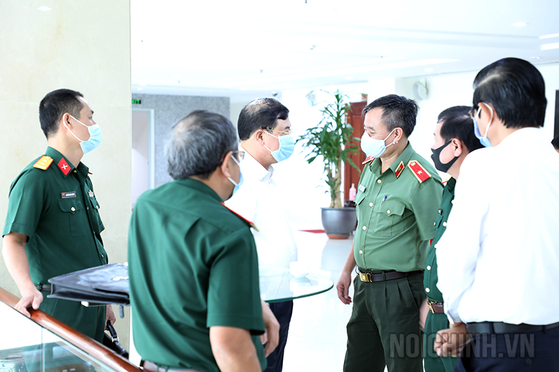 Các đại biểu trao đổi bên lề Hội nghị