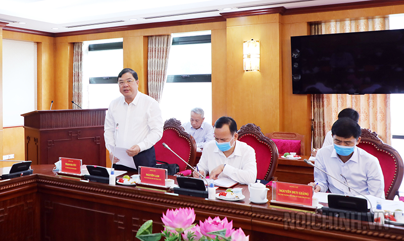 Đồng chí Phạm Gia Túc, Phó trưởng Ban Nội chính Trung ương trình bày Báo cáo tại Hội nghị