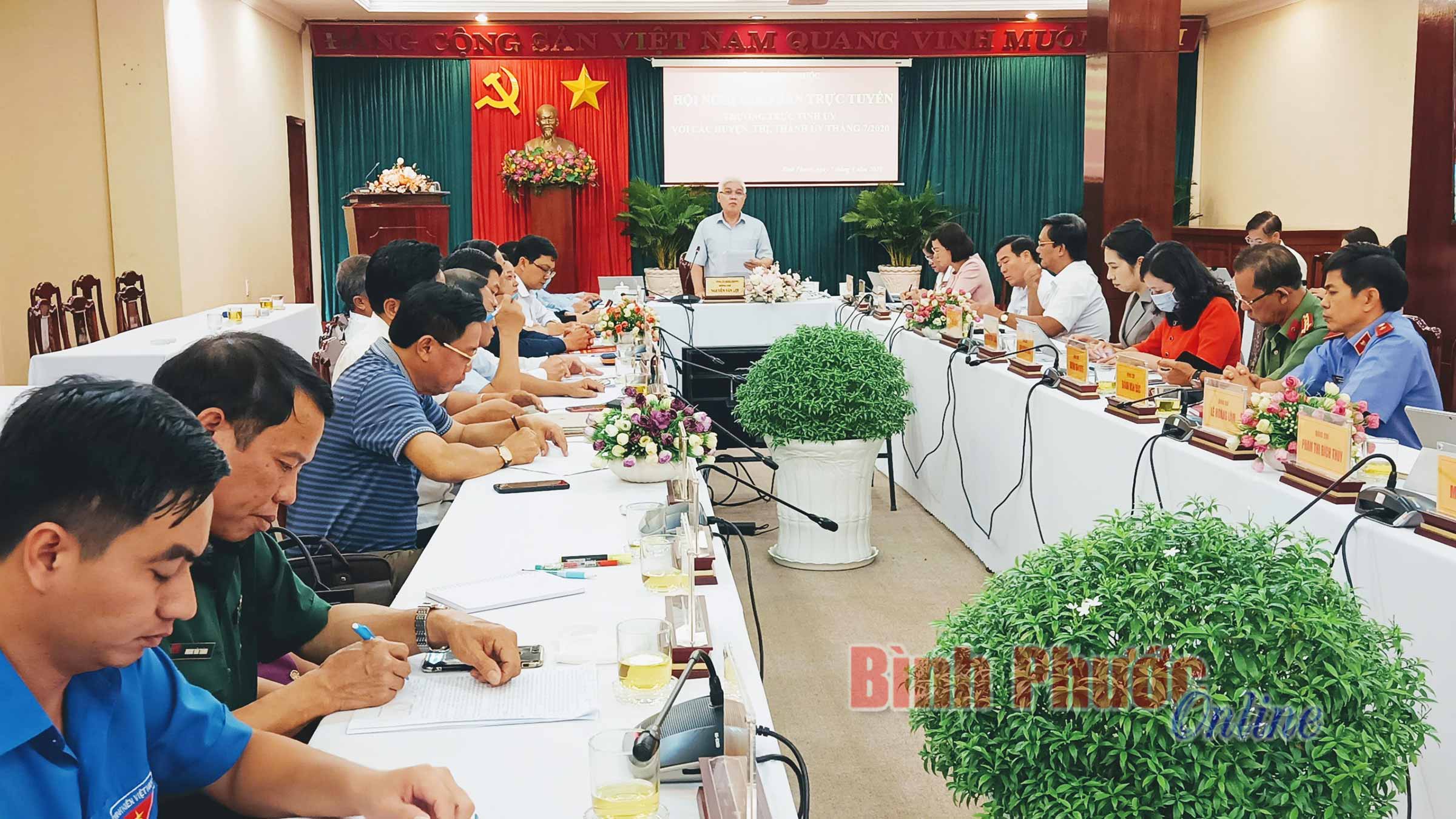 Một hội nghị giao ban trực tuyến giữa Thường trực Tỉnh ủy Bình Phước với các huyện ủy, thị ủy, thành ủy