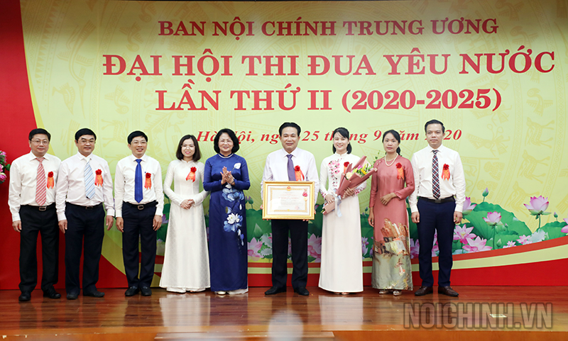 Đồng chí Đặng Thị Ngọc Thịnh, Ủy viên Trung ương Đảng, Phó Chủ tịch nước, Phó Chủ tịch thứ Nhất Hội đồng Thi đua khen thưởng Trung ương trao tặng Huân chương Lao động hạng Nhì cho Vụ Theo dõi xử lý các vụ án, vụ việc