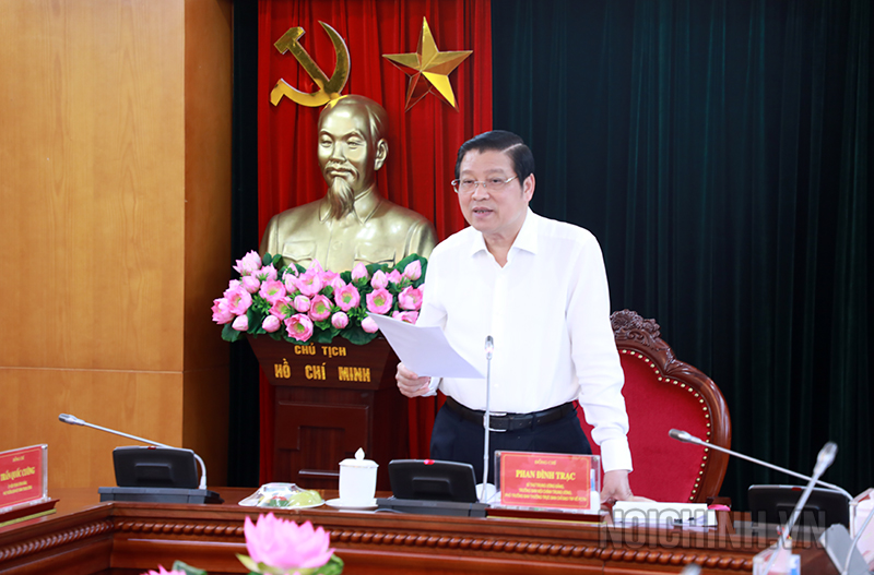 Đồng chí Phan Đình Trạc, Bí thư Trung ương Đảng, Trưởng Ban Nội chính Trung ương, Phó Trưởng ban Thường trực Ban Chỉ đạo Trung ương về phòng, chống tham nhũng, Phó Trưởng ban Thường trực Ban Chỉ đạo Cải cách tư pháp Trung ương phát biểu tại Hội nghị