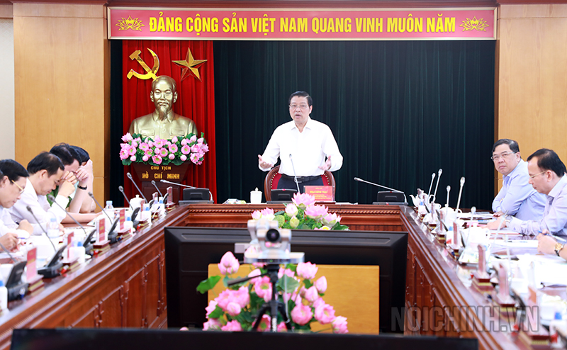 Đồng chí Phan Đình Trạc, Bí thư Trung ương Đảng, Trưởng Ban Nội chính Trung ương, Phó Trưởng ban Thường trực Ban Chỉ đạo Trung ương về phòng, chống tham nhũng, Phó Trưởng ban Thường trực Ban Chỉ đạo Cải cách tư pháp Trung ương phát biểu tại Hội nghị