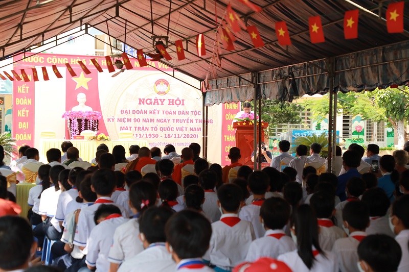 Quang cảnh Ngày hội Đại đoàn kết toàn dân tộc ấp Định Hòa B