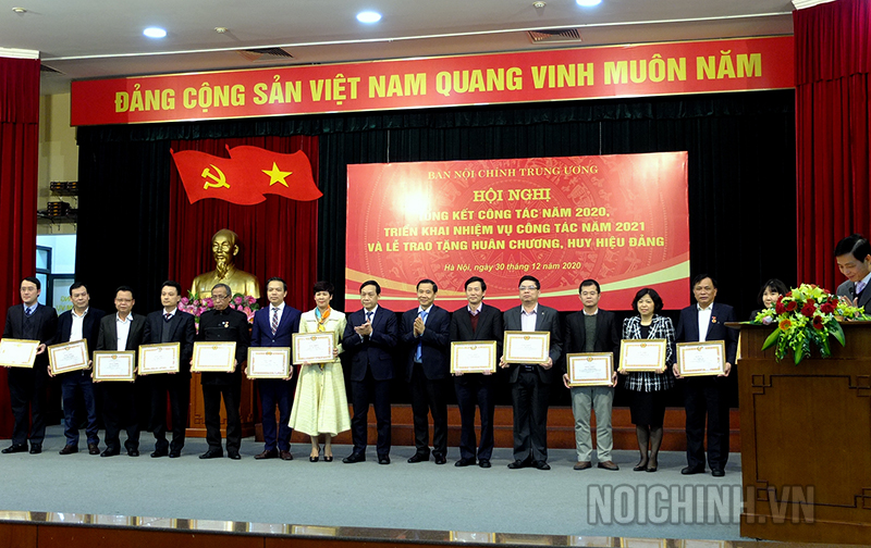 Đồng chí Nguyễn Thái Học, Phó trưởng Ban Nội chính Trung ương và đồng chí Nguyễn Thanh Hải, Phó trưởng Ban Nội chính Trung ương trao Bằng khen cho các cá nhân có thành tích xuất sắc trong