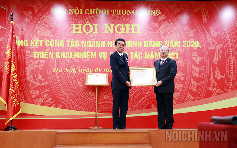 Đồng chí Trần Quốc Vượng, Ủy viên Bộ Chính trị, Thường trực Ban Bí thư trao Huân chương Lao động hạng Nhất cho đồng chí Võ Văn Dũng, Ủy viên Trung ương Đảng, Phó Trưởng ban Thường trực Ban Nội chính Trung ương, Ủy viên Ban Chỉ đạo Trung ương về phòng, chống tham nhũng