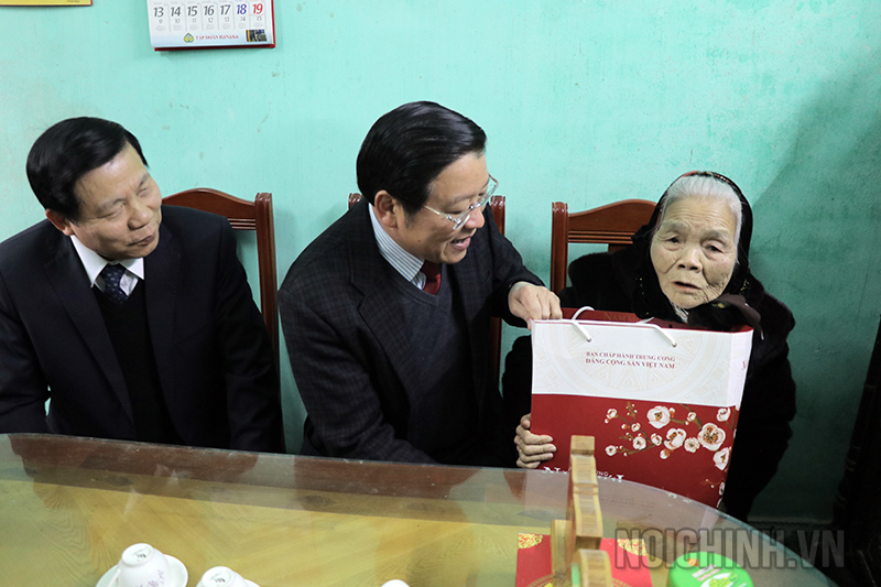 ồng chí Phan Đình Trạc, Bí thư Trung ương Đảng, Trưởng Ban Nội chính Trung ương tặng quà Mẹ Việt Nam Anh hùng Phan Thị Phấn, sinh năm 1935 ở khu Niềm Xá, phường Kinh Bắc, thành phố Bắc Ninh