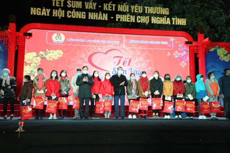 Đồng chí Nguyễn Thanh Hải, Phó trưởng Ban Nội chính Trung ương tặng quà cho công nhân lao động hoàn cảnh khó khăn