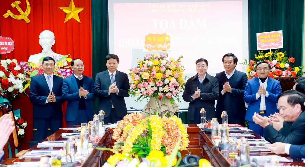 Đồng chí Nguyễn Văn Thông - Phó Bí thư Thường trực Tỉnh ủy, cùng các đồng chí trong BTV Tỉnh ủy tặng hoa chúc mừng