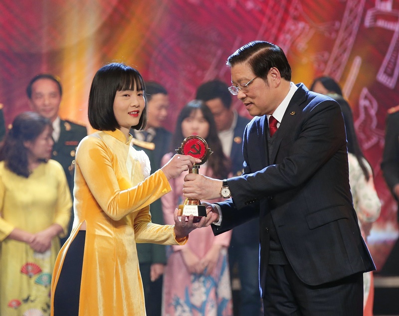 Đồng chí Phan Đình Trạc, Bí thư Trung ương Đảng, Trưởng Ban Nội chính Trung ương trao Giải Khuyến khích cho tác giả Cao Thị Thùy Giang của Báo điện tử VietnamPlus, Thông tấn xã Việt Nam