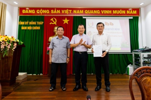 Đồng chí Lê Văn Bé Sáu, Phó Chủ tịch Hội Luật gia tỉnh trao quyết định thành lập Chi hội Luật gia các cơ quan chuyên trách, tham mưu giúp việc của Tỉnh ủy 