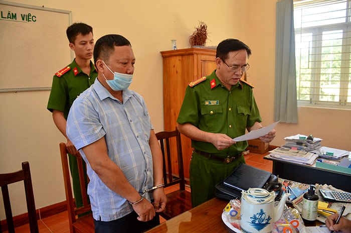 Công an tỉnh Tuyên Quang đọc quyết định khởi tố bị can, lệnh bắt tạm giam đối với Trương Ngọc Khởi, Chủ tịch UBND xã Tú Thịnh, huyện Sơn Dương, để điều tra hành vi “Lợi dụng chức vụ, quyền hạn trong khi thi hành công vụ” (tháng 8/2020)