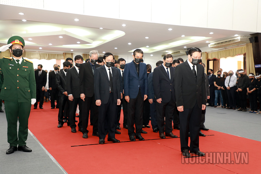 Đồng chí Phan Đình Trạc, Ủy viên Bộ Chính trị, Trưởng Ban Nội chính Trung ương và Đoàn viếng đồng chí Trương Vĩnh Trọng