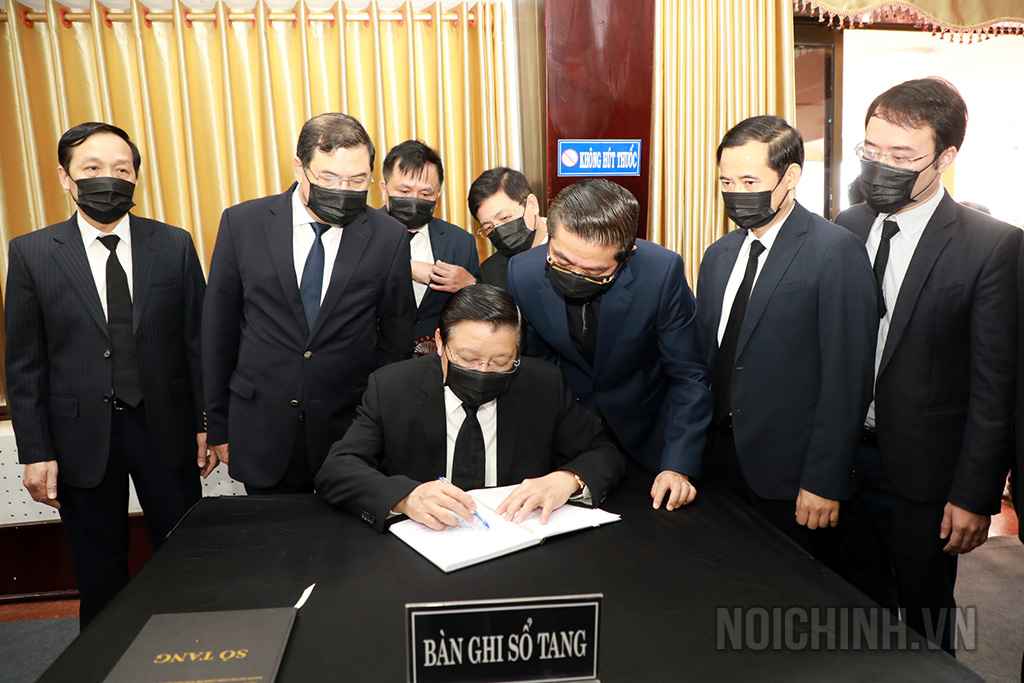 Đồng chí Phan Đình Trạc, Ủy viên Bộ Chính trị, Trưởng Ban Nội chính Trung ương ghi sổ tang