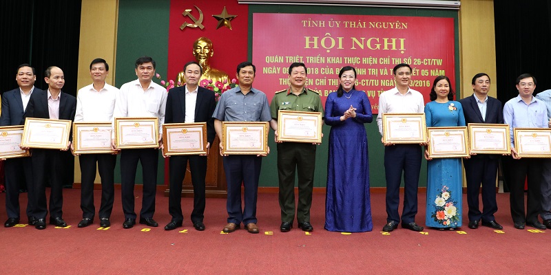 Đồng chí Nguyễn Thanh Hải, Ủy viên BCH Trung ương Đảng, Bí thư Tỉnh ủy, Trưởng đoàn ĐBQH tỉnh trao Bằng khen của Ban Thường vụ Tỉnh ủy cho các cá nhân có thành tích xuất sắc trong thực hiện Chỉ thị số 05-CT/TU
