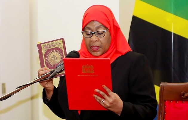 Tổng thống mới của Tanzania, bà Samia Suluhu Hassan, tuyên thệ nhậm chức tại Tòa nhà Quốc hội ở thành phố Dar es Salaam, Tanzania ngày 19/3/2021. Ảnh: REUTERS 