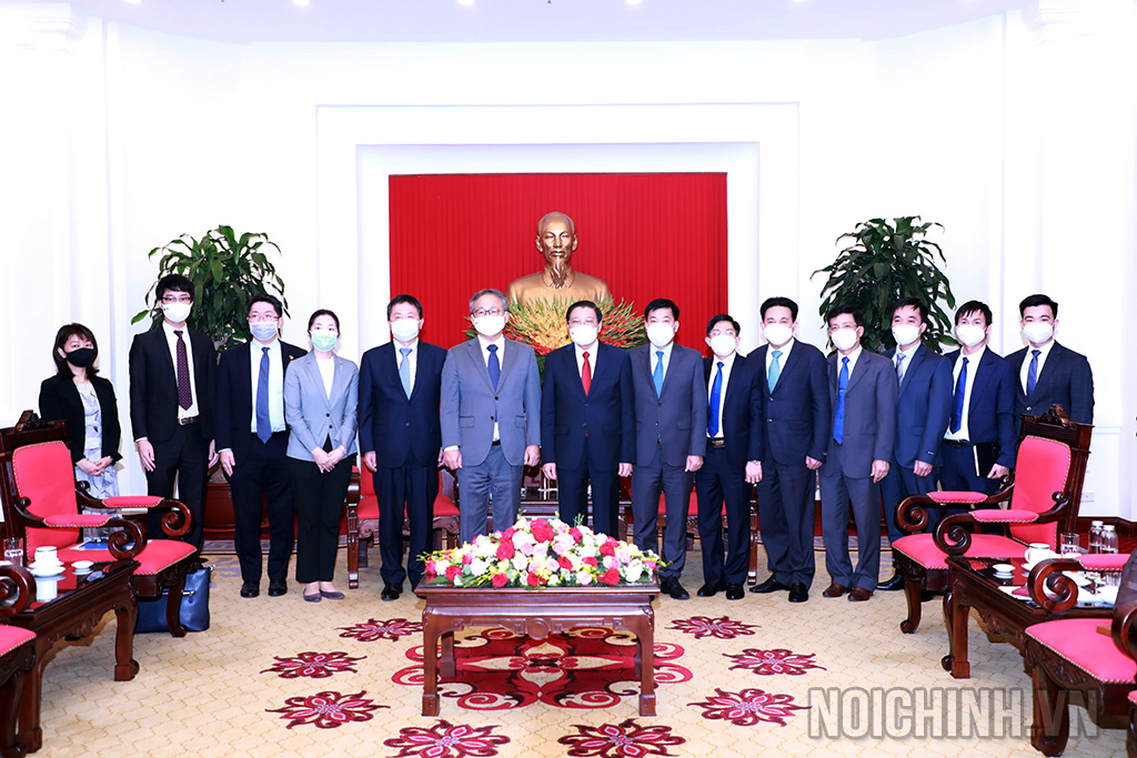 Hai bên chụp ảnh lưu niệm