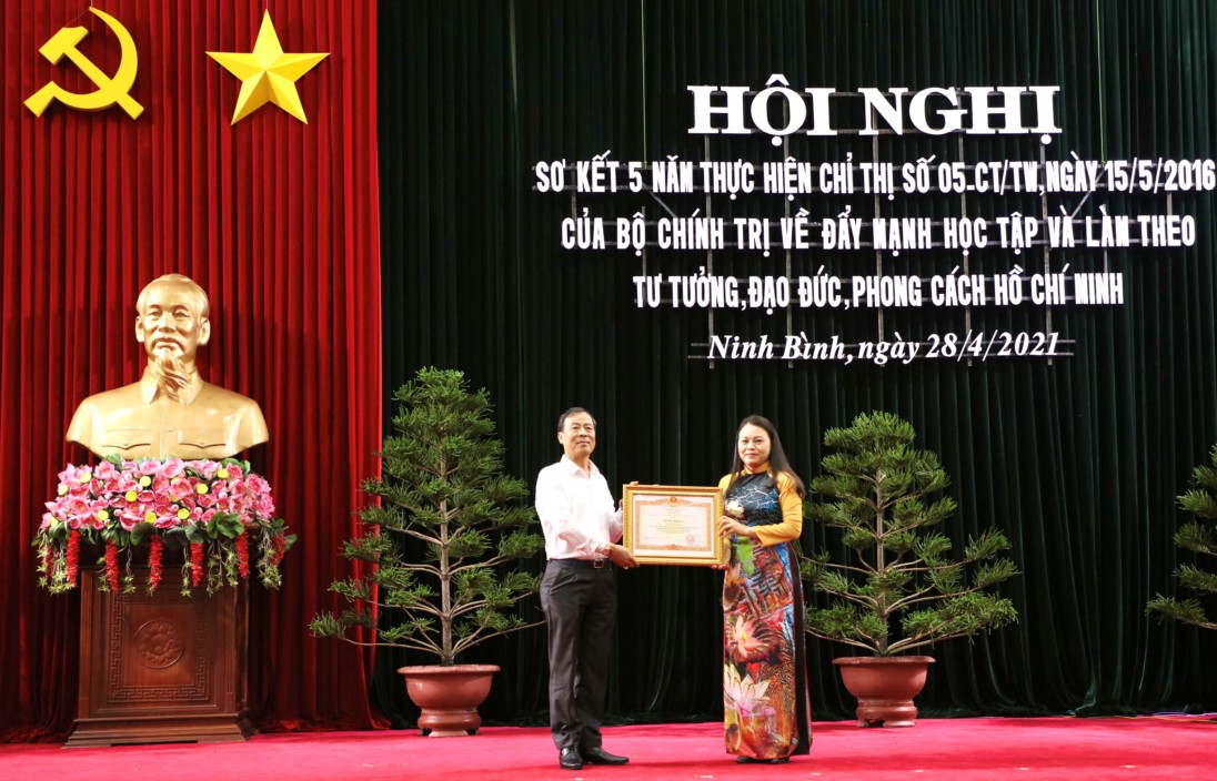 Đồng chí Nguyễn Thị Thu Hà, Ủy viên Trung ương Đảng, Bí thư Tỉnh ủy, Trưởng đoàn đại biểu Quốc hội tỉnh trao Bằng khen của Thủ tướng Chính phủ cho ông Nguyễn Phùng Tâm ở thành phố Ninh Bình