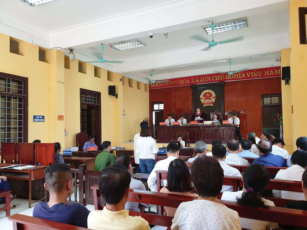 Quang cảnh phiên sơ thẩm xét xử nguyên Giám đốc và nguyên là Kế toán trưởng Công ty Cổ phần vận tải ô tô số 2 Lạng Sơn về tội “Tham ô tài sản”. TAND tỉnh Lạng Sơn đã tuyên dừng phiên tòa, trả lại hồ sơ yêu cầu điều tra bổ sung (tháng 12/2020)