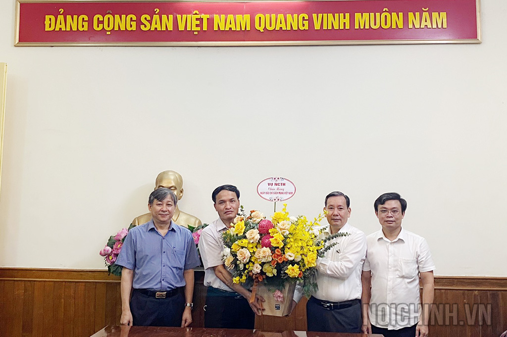 Vụ Nghiên cứu tổng hợp chúc mừng