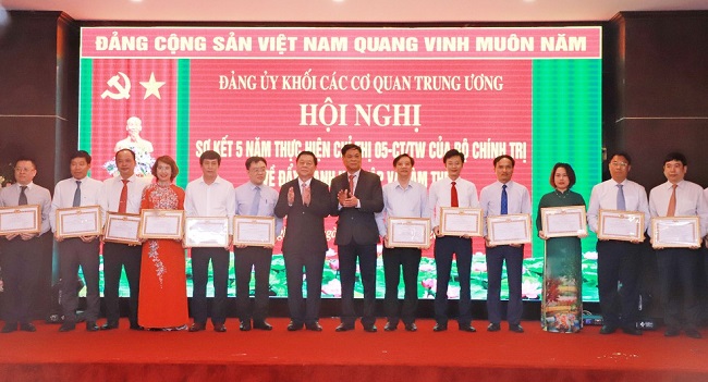 Đảng ủy Khối Các cơ quan Trung ương trao Bằng khen cho các tập thể có thành tích trong học tập và làm theo tư tưởng, đạo đức, phong cách Hồ Chí Minh